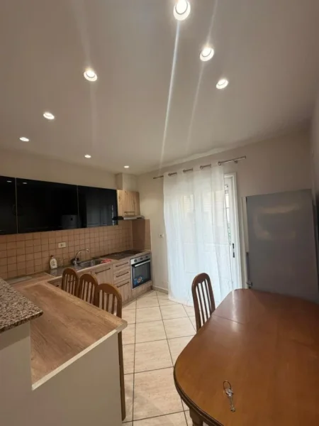 Tirane, jepet me qera apartament 1+1+Ballkon Kati 2, (Ish Parku, perballe Square 21)