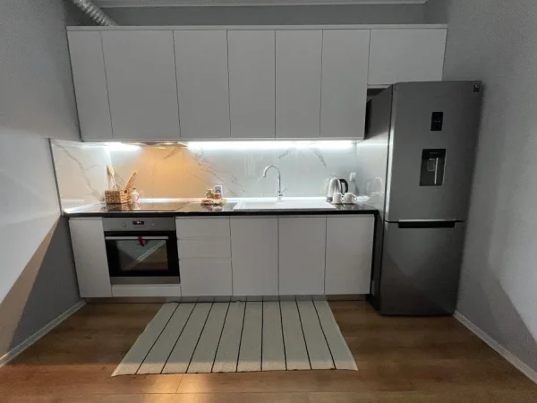 Tirane, jepet me qera apartament 2+1+Ballkon Kati 3, 70 m² 700 € (SELVIA)