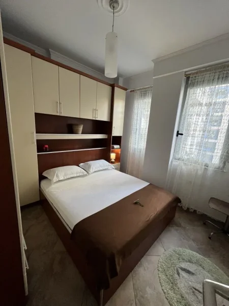 Tirane, jepet me qera apartament 2+1+Ballkon Kati 3, 70 m² 700 € (SELVIA)