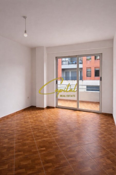 Tirane, jepet me qera ambjent biznesi Kati 4, 70 m² 400 € (ASTIR)
