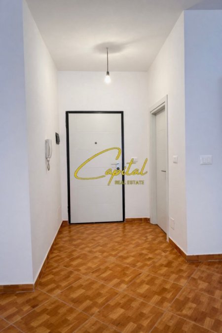 Tirane, jepet me qera ambjent biznesi Kati 4, 70 m² 400 € (ASTIR)