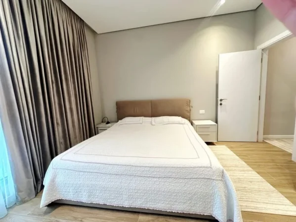 Tirane, jepet me qera apartament 2+1 , 1.100 € 