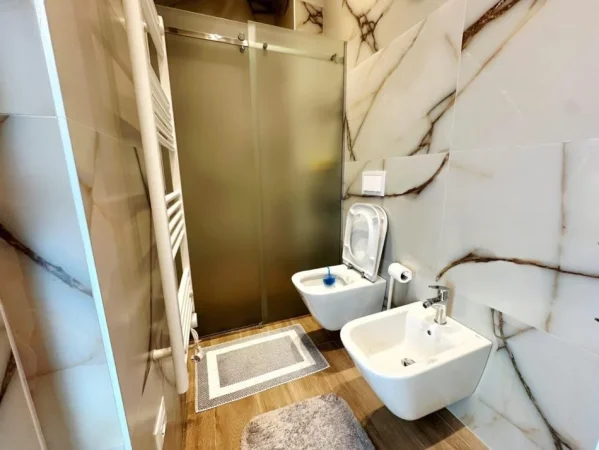 Tirane, jepet me qera apartament 2+1 , 1.100 € 