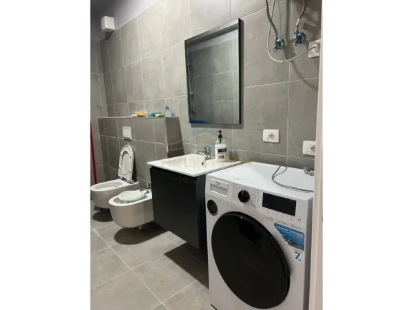Tirane, jepet me qera apartament 2+1+Ballkon Kati 2, 77 m² 700 € 