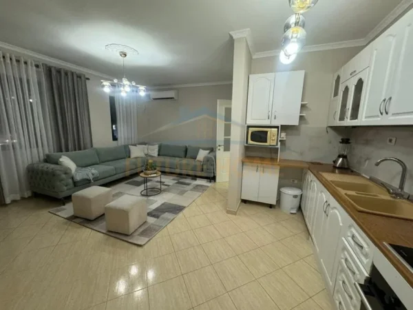 Tirane, jepet me qera apartament 2+1 Kati 2, 114 m² 600 € (FRESKU)