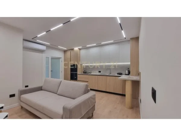 Tirane, jepet me qera apartament 2+1 Kati 8, 85 m² 900 € (Rruga Medar Shtylla)
