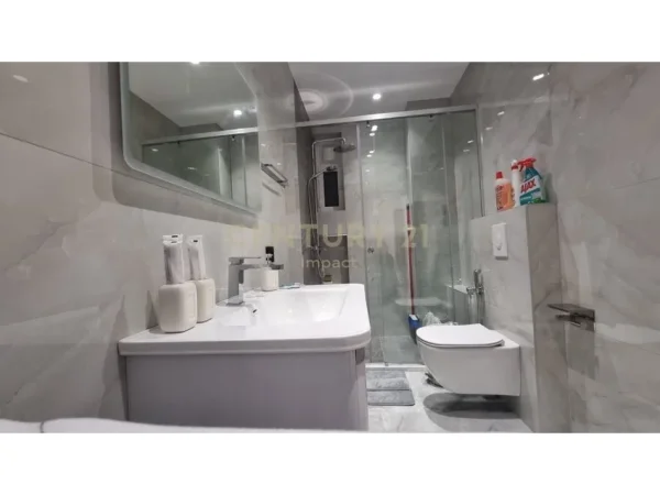 Tirane, jepet me qera apartament 2+1 Kati 8, 85 m² 900 € (Rruga Medar Shtylla)