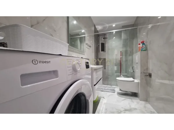 Tirane, jepet me qera apartament 2+1 Kati 8, 85 m² 900 € (Rruga Medar Shtylla)