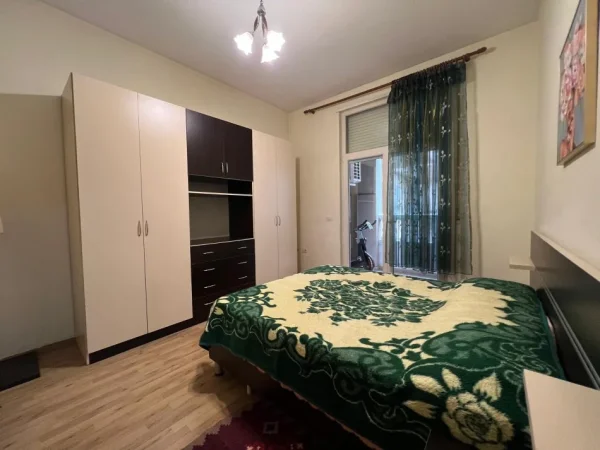 Tirane, jepet me qera apartament 2+1+Ballkon Kati 3, 110 m² 800 € 