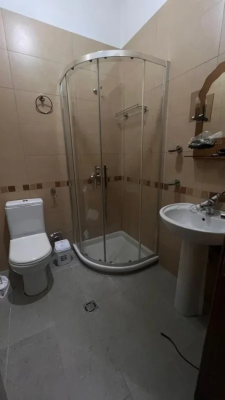 Tirane, jepet me qera apartament 2+1+Ballkon Kati 3, 110 m² 800 € 