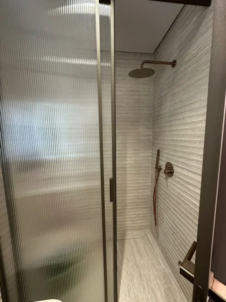 Tirane, jepet me qera apartament 1+1 Kati 13, 1.200 € (Golden Tower)