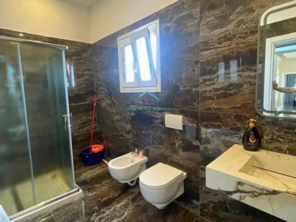 Vlore, jepet me qera apartament+verande | Penthouse 3+1+Ballkon Kati 12, 220 m² 1.000 € (VLORE)