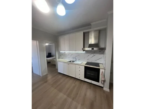 Tirane, jepet me qera apartament 2+1 Kati 5, 80 m² 730 € (Rruga e Barrikadave)