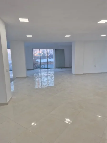 Tirane, jepet me qera ambjent biznesi Kati 0, 260 m² 2.600 € (bulevardi i ri)