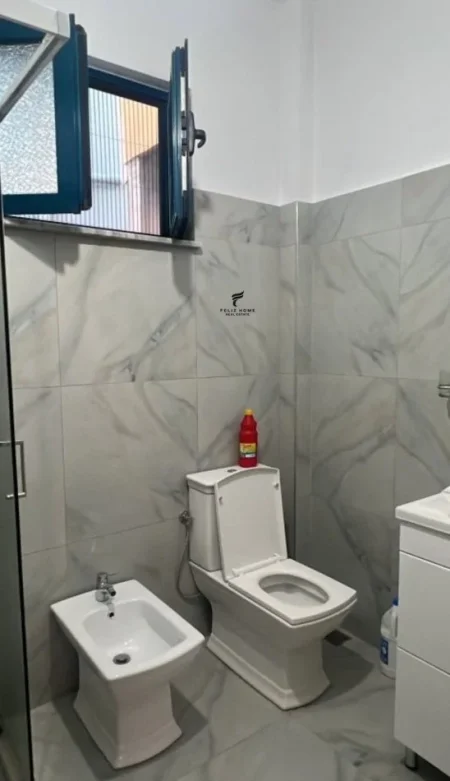 Tirane, jepet me qera apartament 1+1 Kati 1, 70 m² 400 € (JORDAN MISJA)