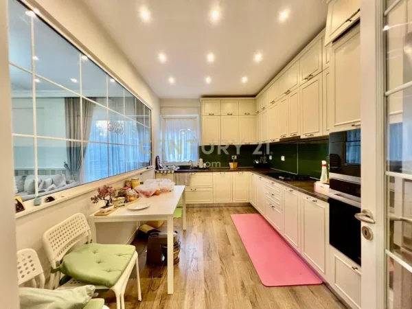 Tirane, jepet me qera apartament 2+1 Kati 4, 125 m² 1.300 € (Kompleksi Fz)