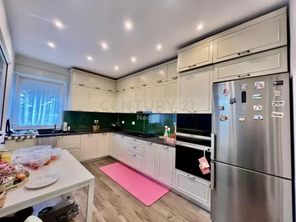 Tirane, jepet me qera apartament 2+1 Kati 4, 125 m² 1.300 € (Kompleksi Fz)