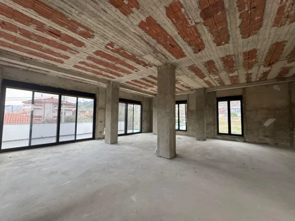 Tirane, jepet me qera ambjent biznesi Kati 0, 360 m² 3.000 € (Palma Nova)