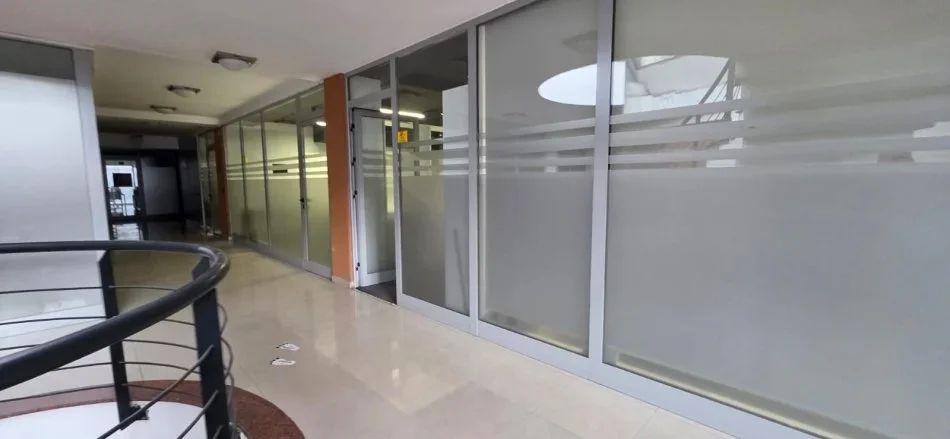 Tirane, jepet me qera zyre Kati 2, 72 m² 1.100 € (Pazari i ri)