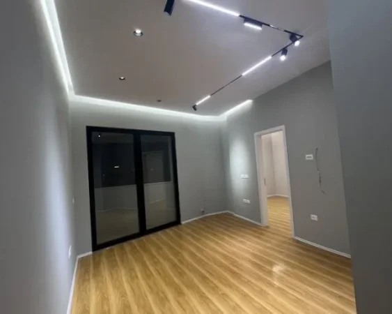 Tirane, jepet me qera ambjent biznesi Kati 2, 48 m² 590 € (square 21)