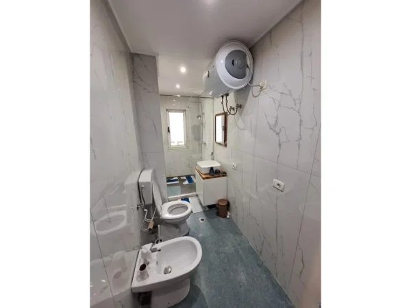 Tirane, jepet me qera apartament 1+1 Kati 1, 52 m² 650 € (Sheshi Wilson)