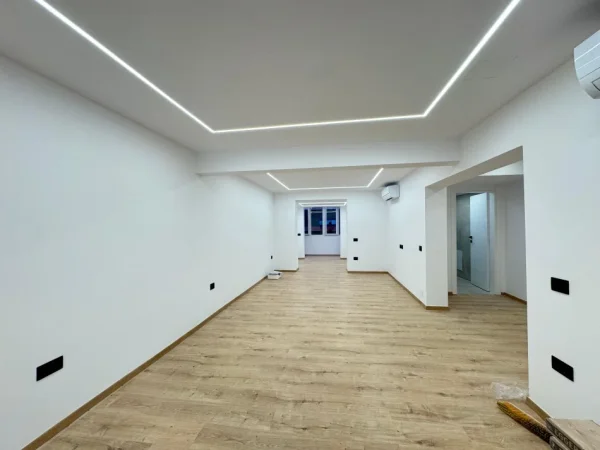 Tirane, jepet me qera ambjent biznesi Kati 2, 120 m² 2.000 € (Vesa Center)