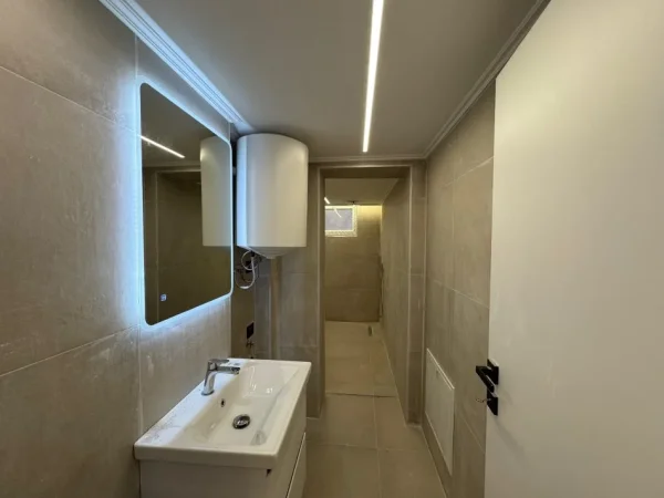 Tirane, jepet me qera ambjent biznesi Kati 2, 120 m² 2.000 € (Vesa Center)