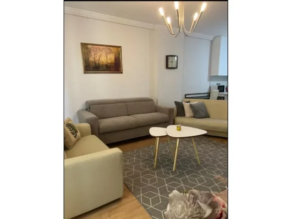 Tirane, jepet me qera apartament 1+1 Kati 3, 85 m² 850 € (Rruga Qemal Stafa)