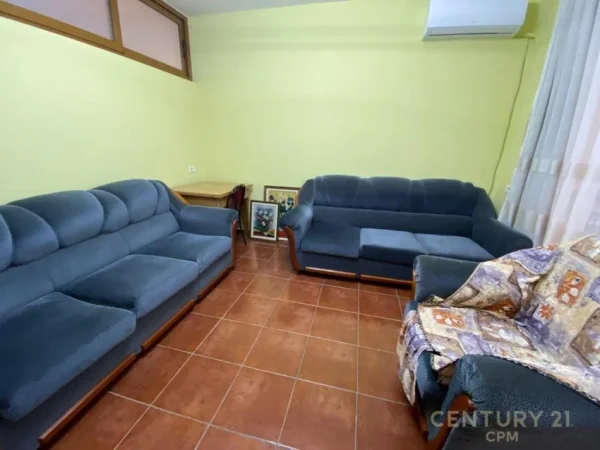 Tirane, jepet me qera apartament 1+1 Kati 3, 150 m² 500 € (Komuna Parisit)
