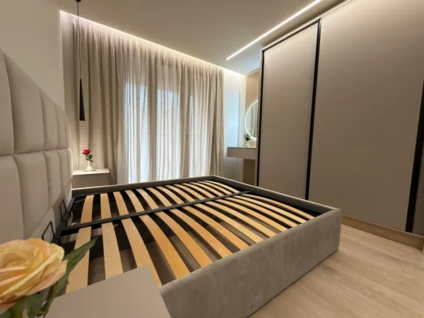 Tirane, jap me qera apartament 1+1+Ballkon Kati 3, 75 m² 1.200 € (Rruga Barrikadave)