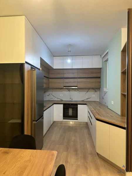 Tirane, jepet me qera apartament 3+1 Kati 5, 150 m² 1.500 € 