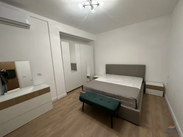 Tirane, jepet me qera apartament 3+1 Kati 5, 150 m² 1.500 € 