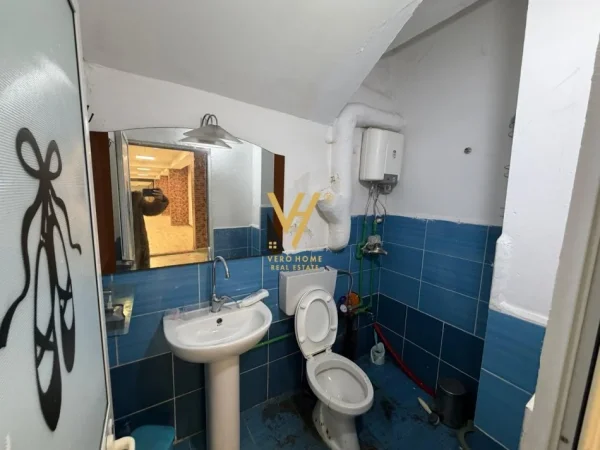 Tirane, jepet me qera ambjent biznesi Kati -1, 150 m² 700 € (21 DHJETORI)