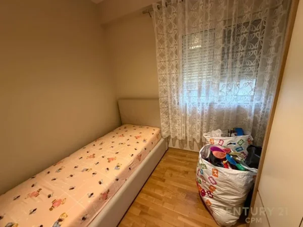 Tirane, jepet me qera apartament 3+1 Kati 2, 124 m² 1.000 € (Komuna Parisit)