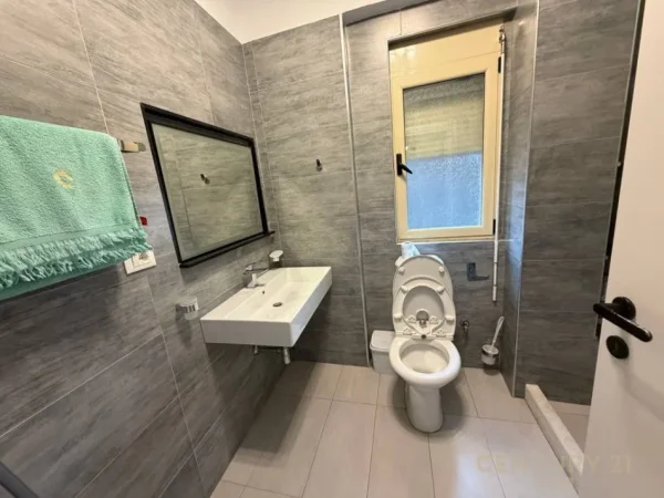 Tirane, jepet me qera apartament 3+1 Kati 2, 124 m² 1.000 € (Komuna Parisit)