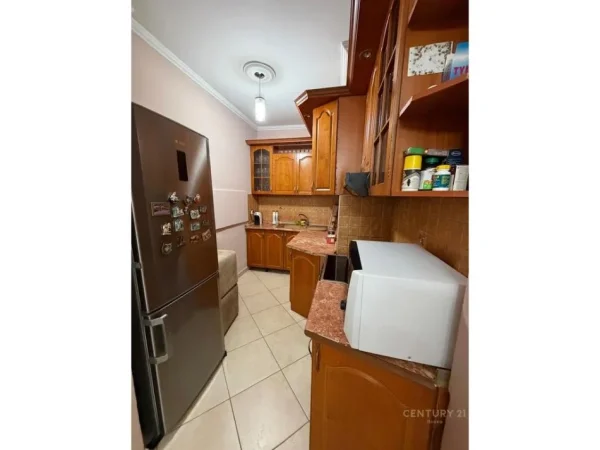 Tirane, jepet me qera apartament 2+1 Kati 1, 90 m² 500 € (Yzberish)