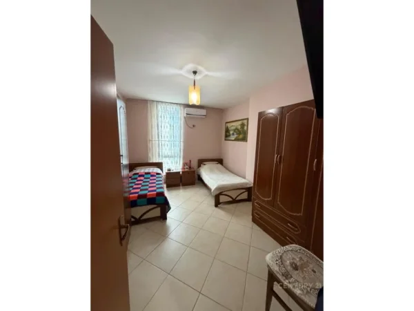 Tirane, jepet me qera apartament 2+1 Kati 1, 90 m² 500 € (Yzberish)