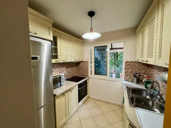 Tirane, shes apartament Kati 3, 80 m² (Rruga e Durresit)