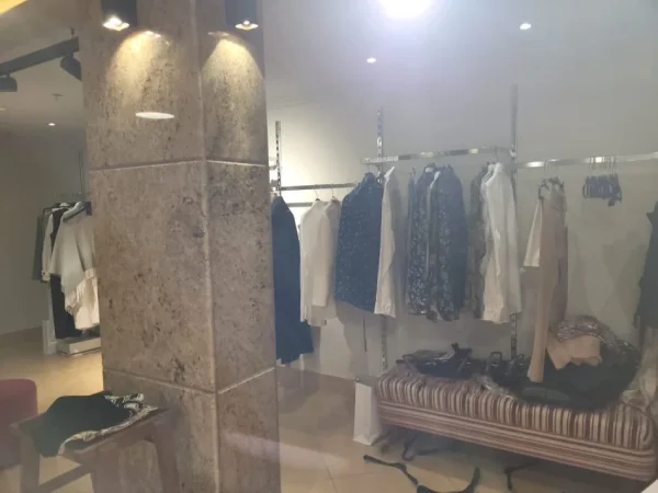 Tirane, jepet me qera dyqan Kati 0, 92 m² 1.000 € (Mbrapa Postes 8)