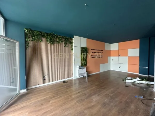 Tirane, jepet me qera ambjent biznesi Kati 4, 106 m² 1.200 € (Komuna Parisit)