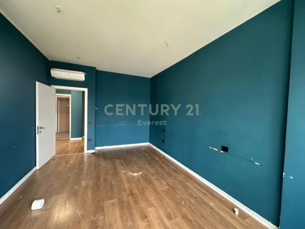 Tirane, jepet me qera ambjent biznesi Kati 4, 106 m² 1.200 € (Komuna Parisit)