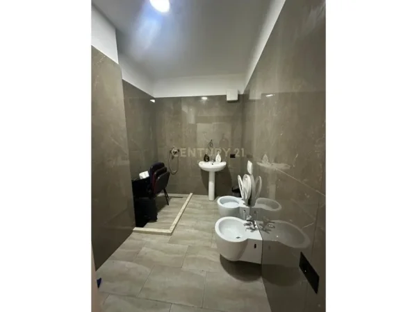 Tirane, jepet me qera ambjent biznesi Kati 4, 106 m² 1.200 € (Komuna Parisit)