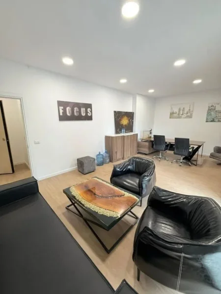 Tirane, jepet me qera zyre Kati 3, 180 m² 3.000 € (Kompleksi Delijorgji)