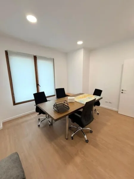 Tirane, jepet me qera zyre Kati 3, 180 m² 3.000 € (Kompleksi Delijorgji)