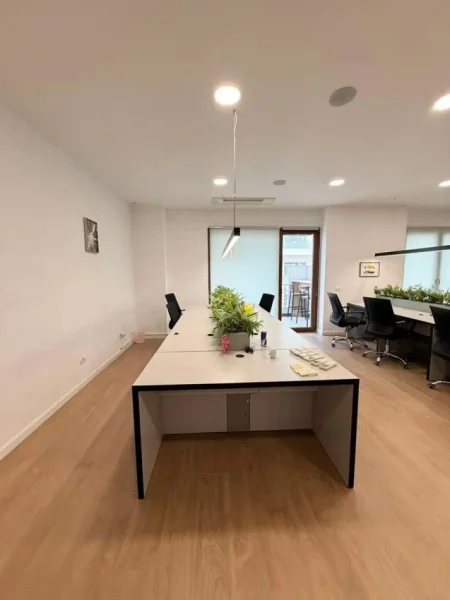 Tirane, jepet me qera zyre Kati 3, 180 m² 3.000 € (Kompleksi Delijorgji)