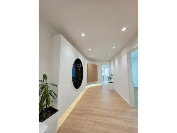 Tirane, jepet me qera ambjent biznesi Kati 4, 96 m² 1.500 € (Ish Blloku)