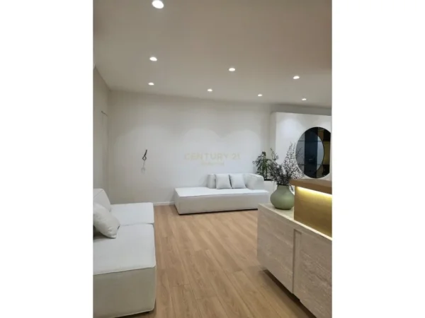 Tirane, jepet me qera ambjent biznesi Kati 4, 96 m² 1.500 € (Ish Blloku)