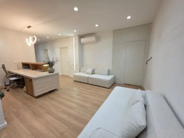 Tirane, jepet me qera ambjent biznesi Kati 4, 96 m² 1.500 € (Ish Blloku)