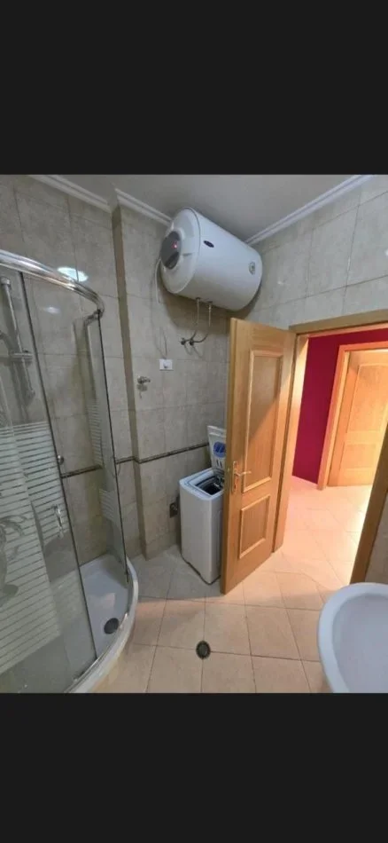 Tirane, jepet me qera apartament 2+1+Ballkon Kati 9, 130 m² 750 € (RRUGA E KAVAJES)