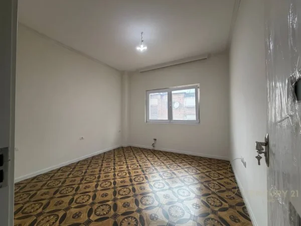 Tirane, jepet me qera ambjent biznesi Kati 3, 97 m² 950 € (Qender)